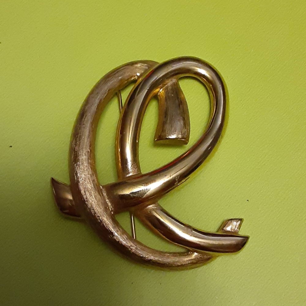 🌹Piscitelli Gold tone pin brooch